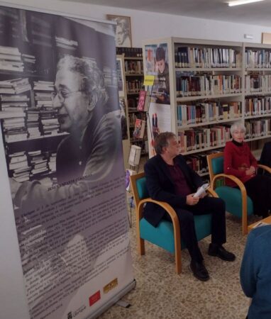 La historiadora Margarita García Díaz, junto con el historiador Antonio Morales Benítez, durante la presentación.